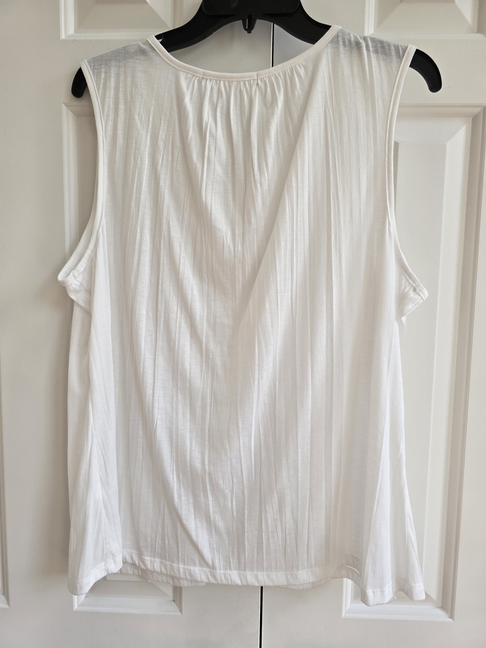 Carolyn Taylor White Crochet-Trim V-Neck Tank - Picture 2 of 3